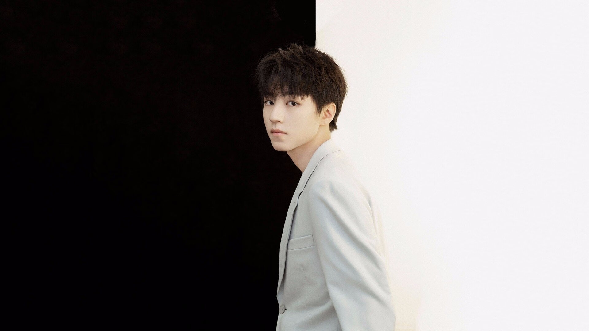 爱游戏体育官网-教练组开发战术手册供队员赛前复习提高战术执行精准性，篮球教练战术板怎么用